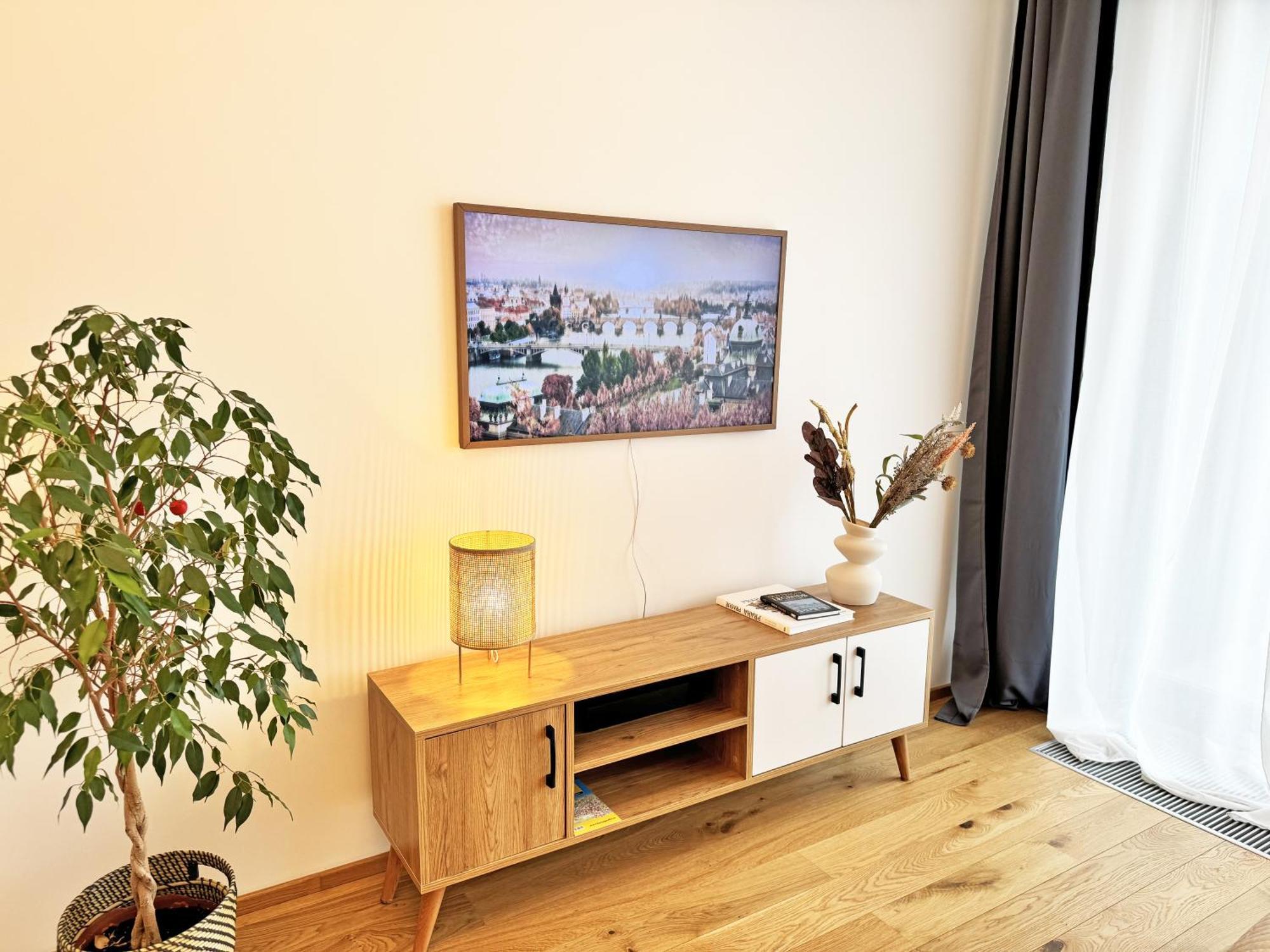 New Studio, King Bed, Free Parking, Terrace * Praha