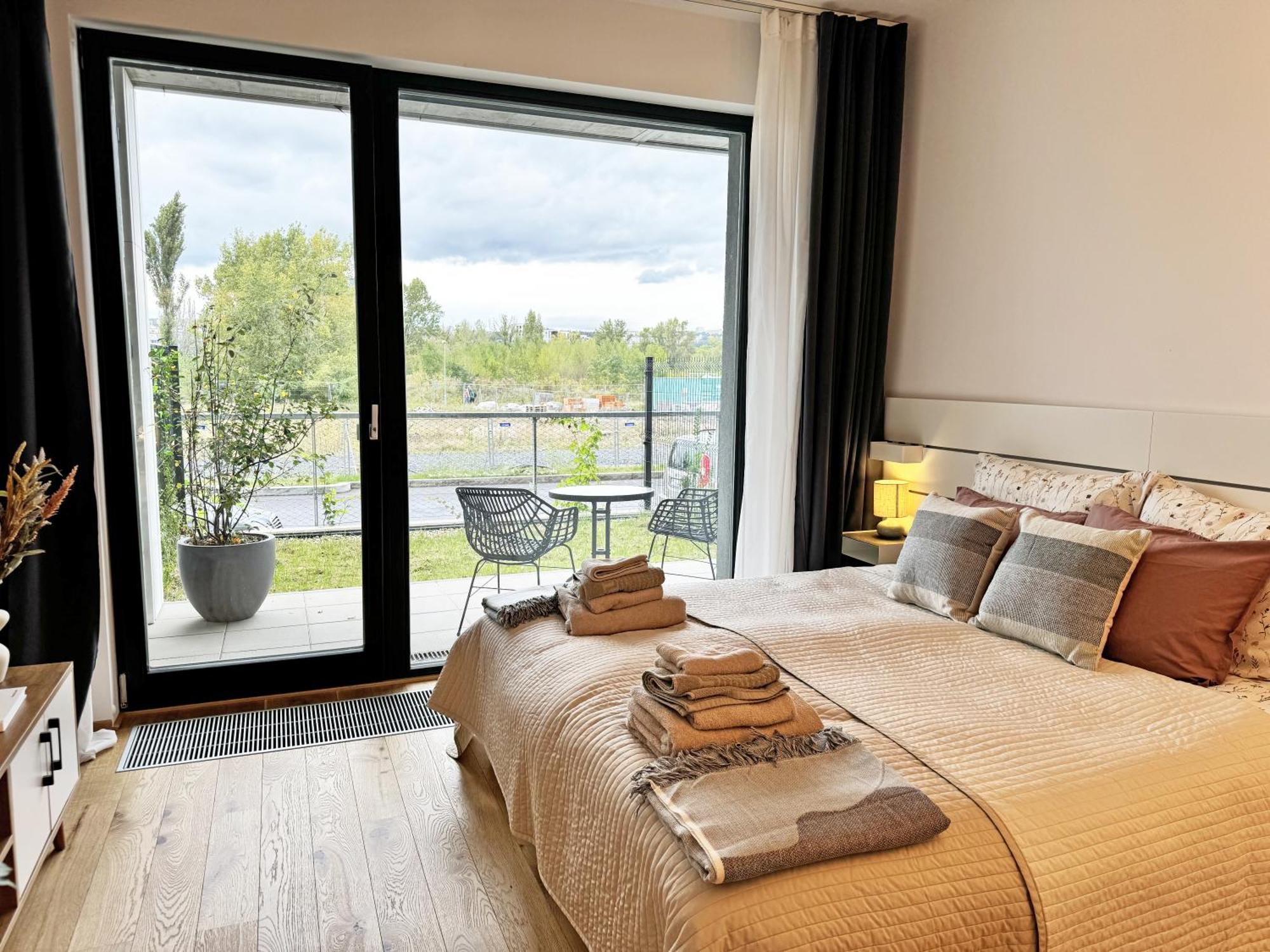 New Studio, King Bed, Free Parking, Terrace Apartmán