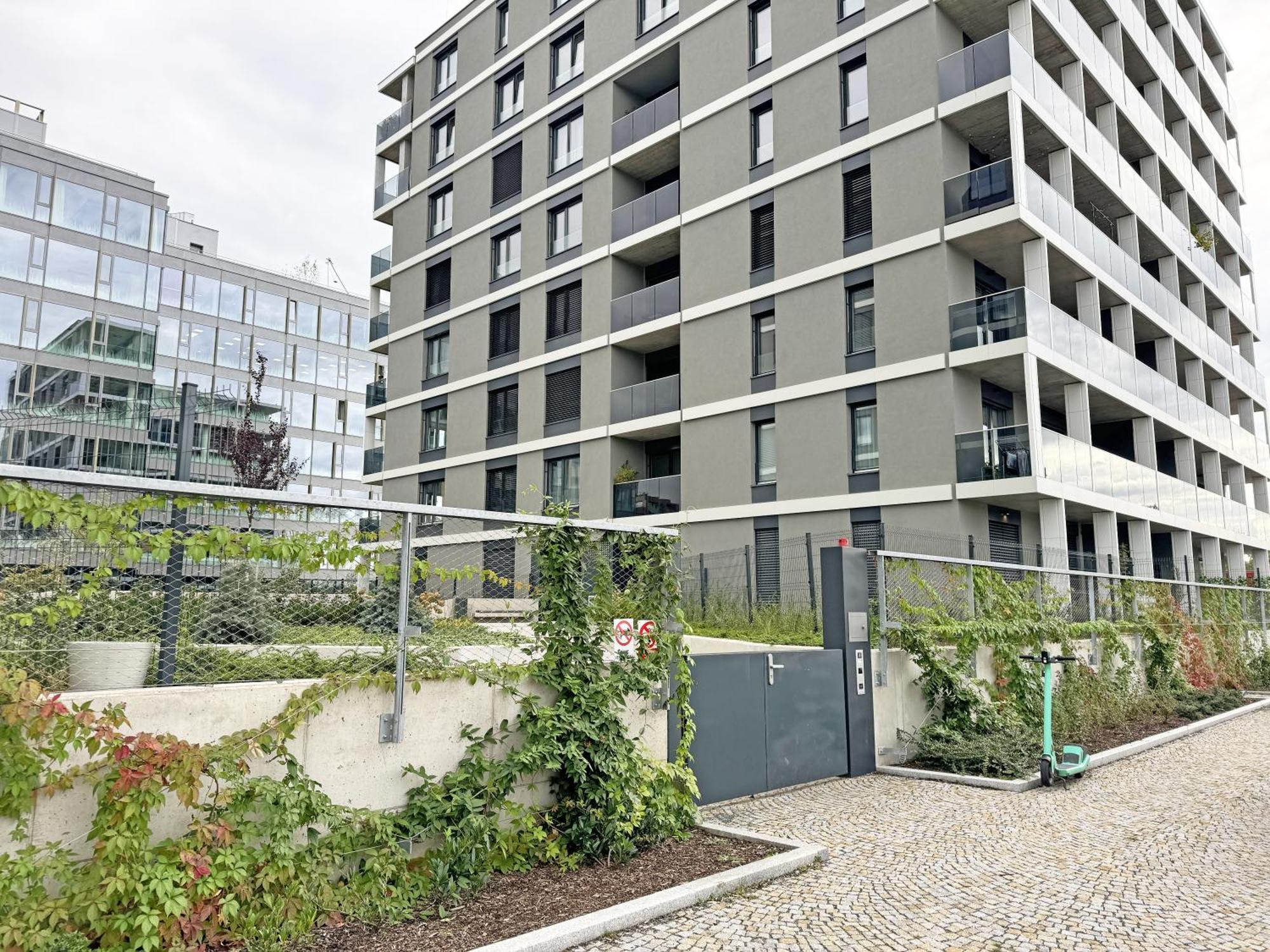 Apartmán New Studio, King Bed, Free Parking, Terrace *