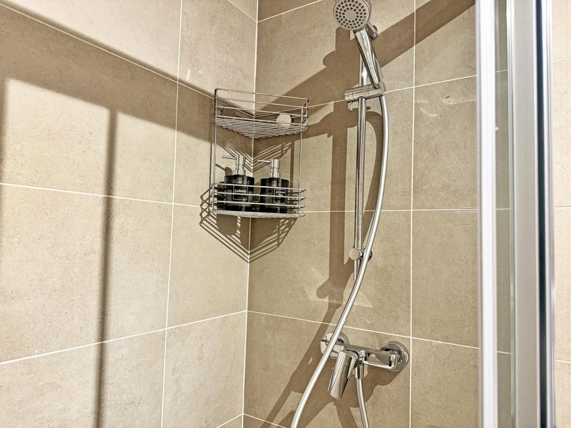 New Studio, King Bed, Free Parking, Terrace Apartmán *