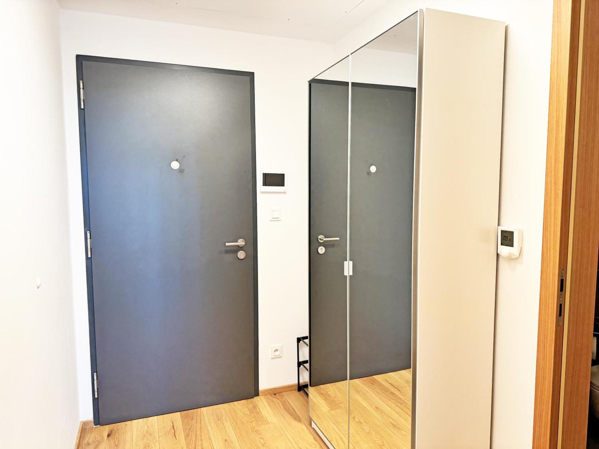 New Studio, King Bed, Free Parking, Terrace Apartmán