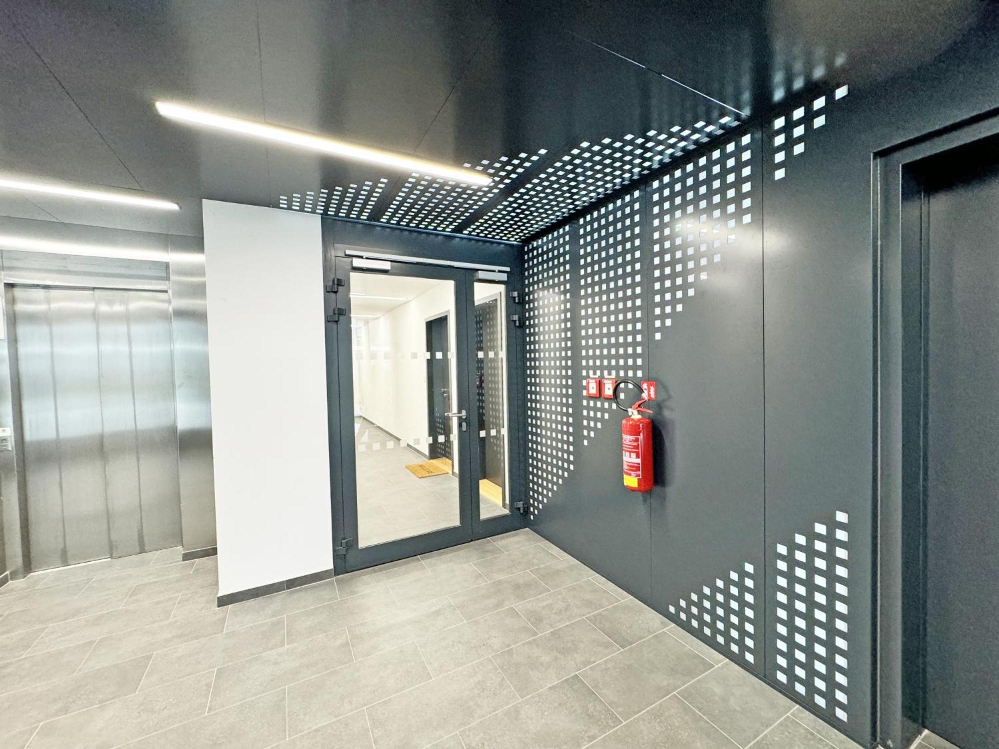 New Studio, King Bed, Free Parking, Terrace * Praha
