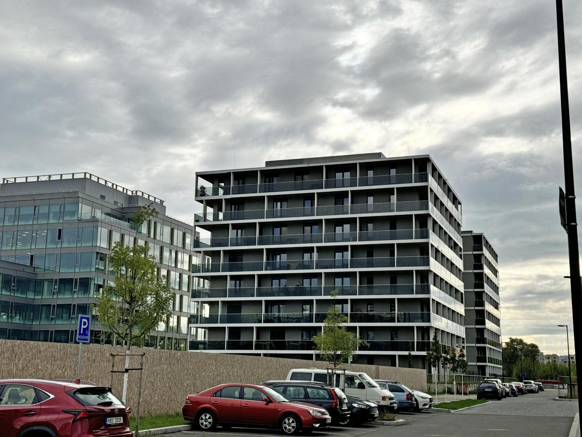New Studio, King Bed, Free Parking, Terrace * Praha