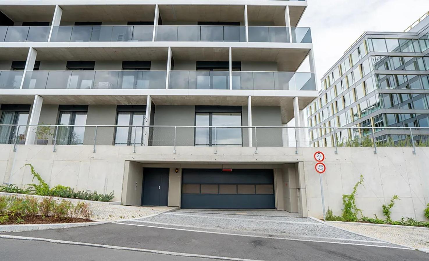 New Studio, King Bed, Free Parking, Terrace Apartment Prag